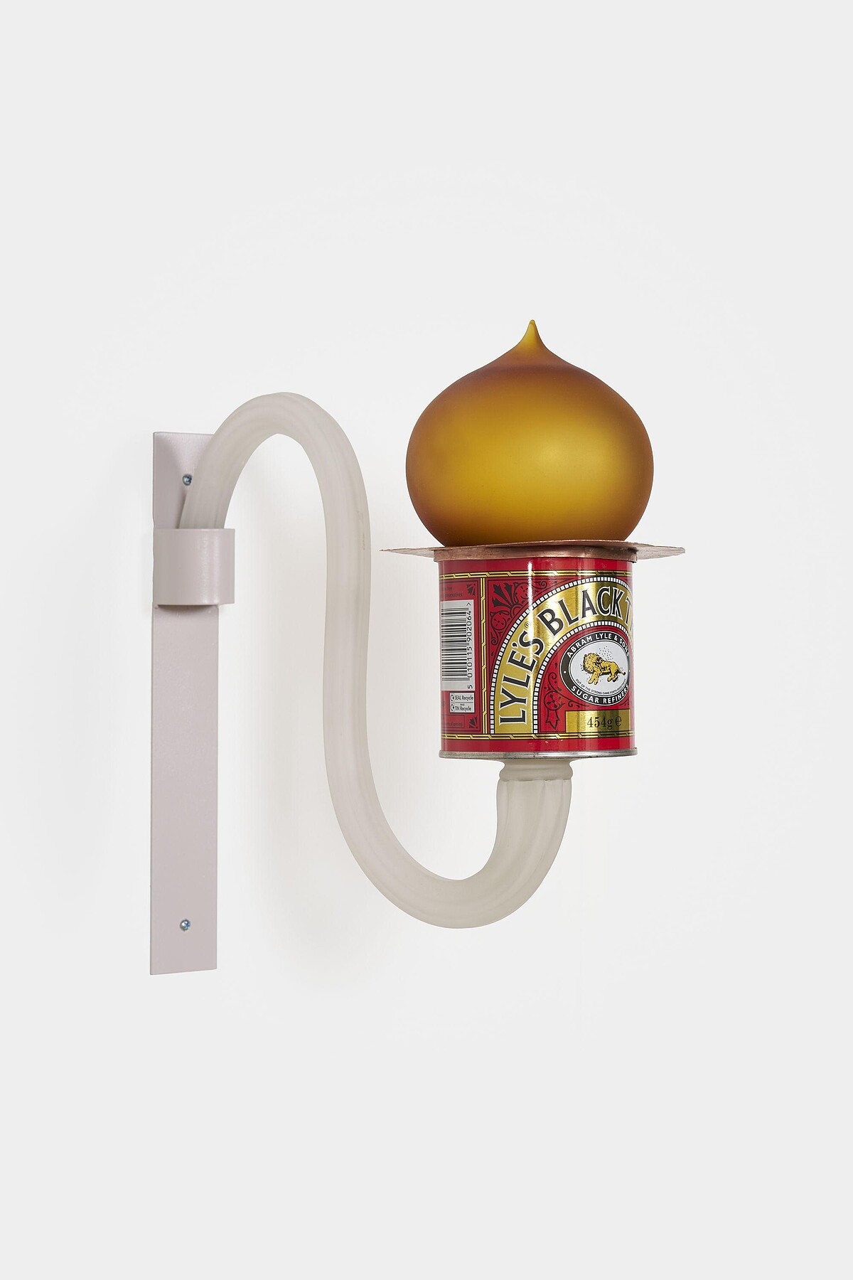 黃麗音最新作品:Golden Hour, 2026. Hand-blown glass, copper, painted mild steel, tin. 28 × 10 × 28 cm. Photo: Mengqi Bao. Courtesy of the artist and Perrotin.