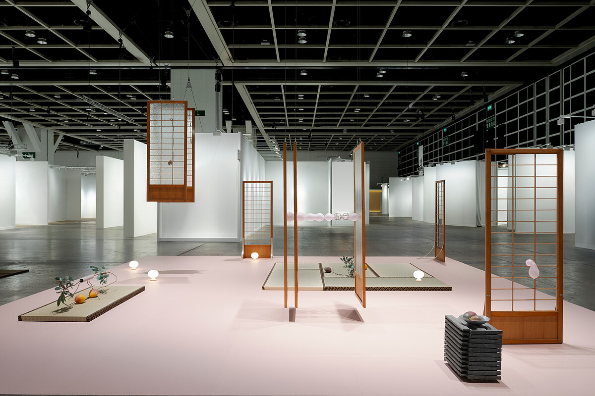 黃麗音《嫁接》於巴塞爾藝術展香港展會「藝聚空間」現場,2026。 攝影:包夢琪。圖片提供:藝術家與貝浩登