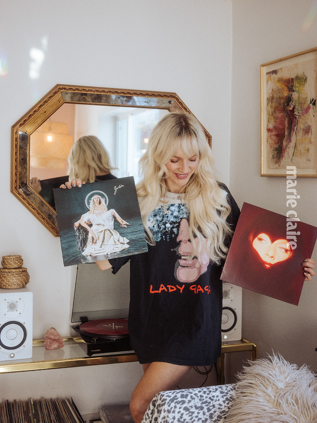 Zolita 也拿出自己的兩張黑膠唱片：〈Evil Angel〉（2020）和〈Queen of Hearts〉(2024）與我們分享。