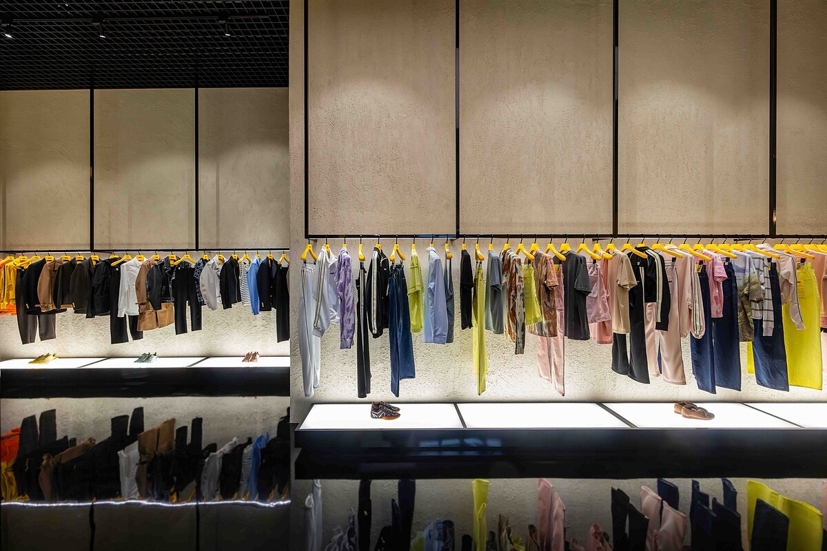 Onitsuka Tiger微風南山概念店。