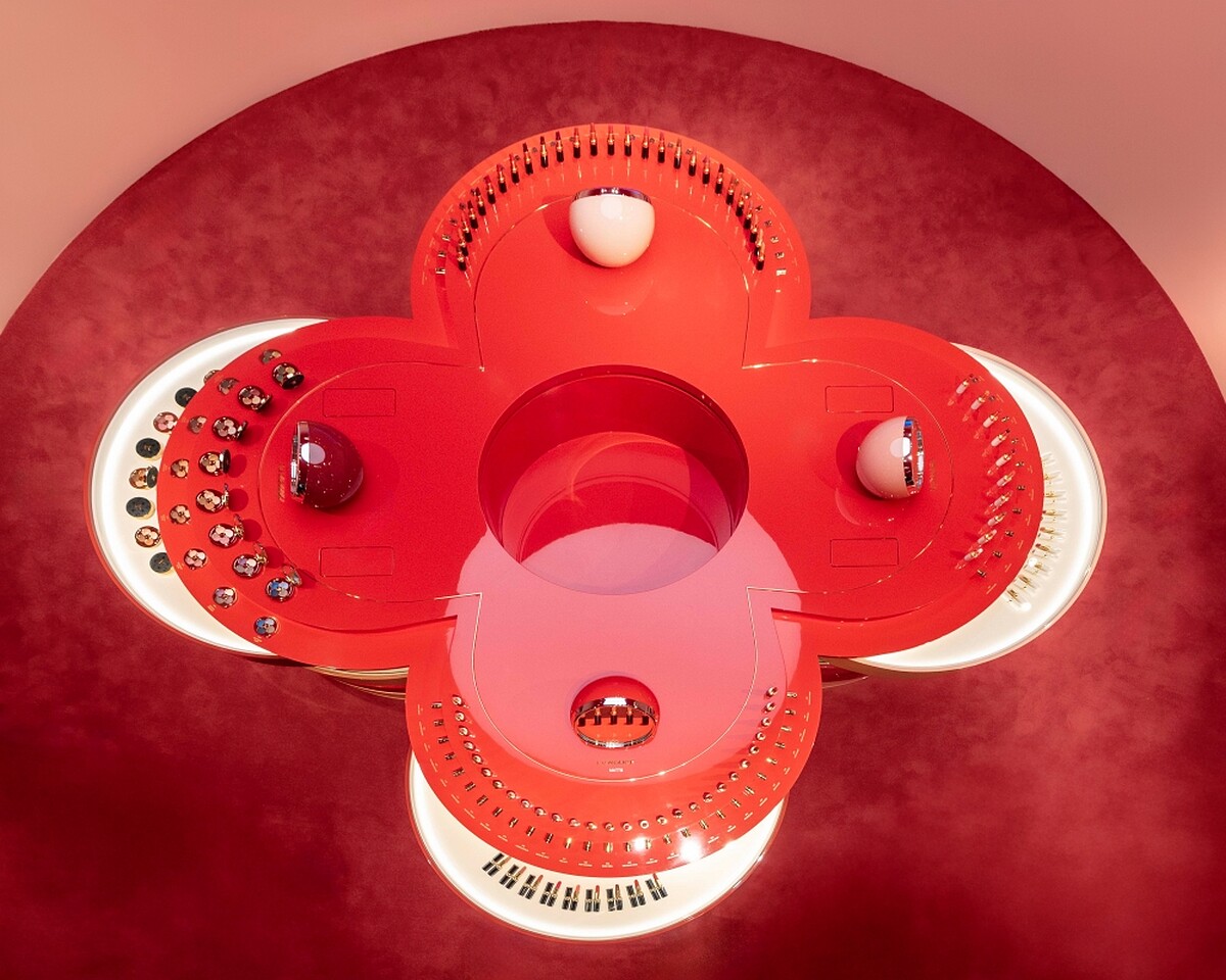 路易威登La Beaut&eacute;彩妝實驗沙龍，連展示台都巧妙設計成經典的LV老花圖騰形狀。