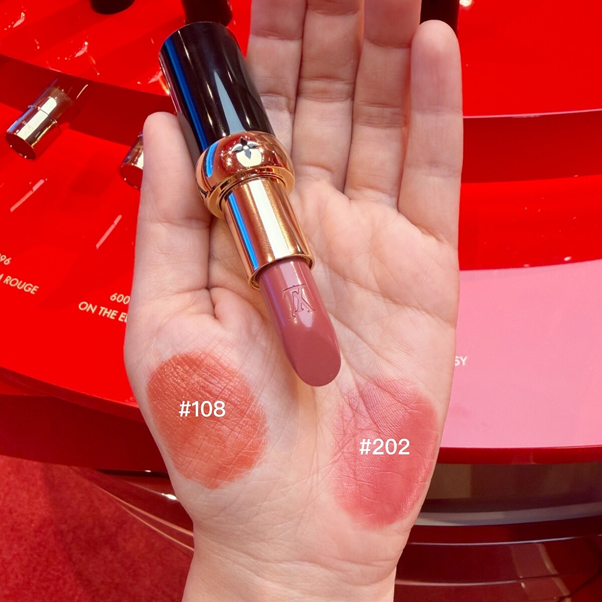 路易威登LV Rouge緞光唇膏#108、#202手部試色。