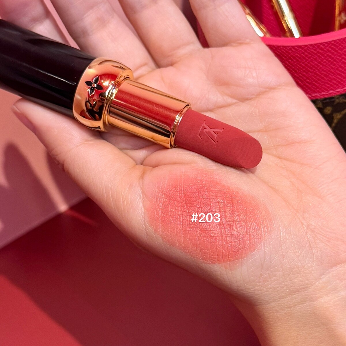 路易威登LV Rouge啞緻唇膏#203手部試色。NT5,000