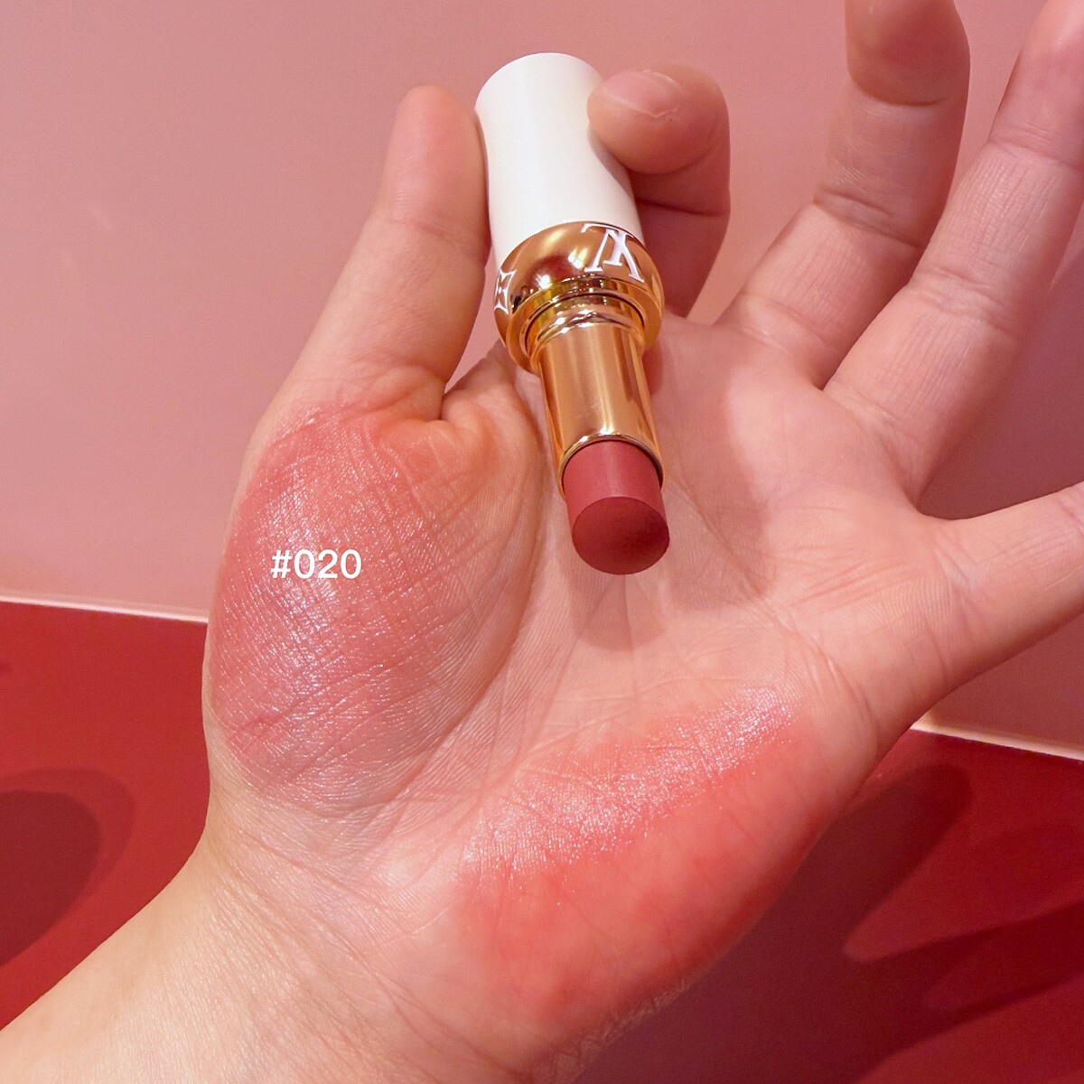 路易威登LV Baume潤唇膏#020手部試色。NT5,000