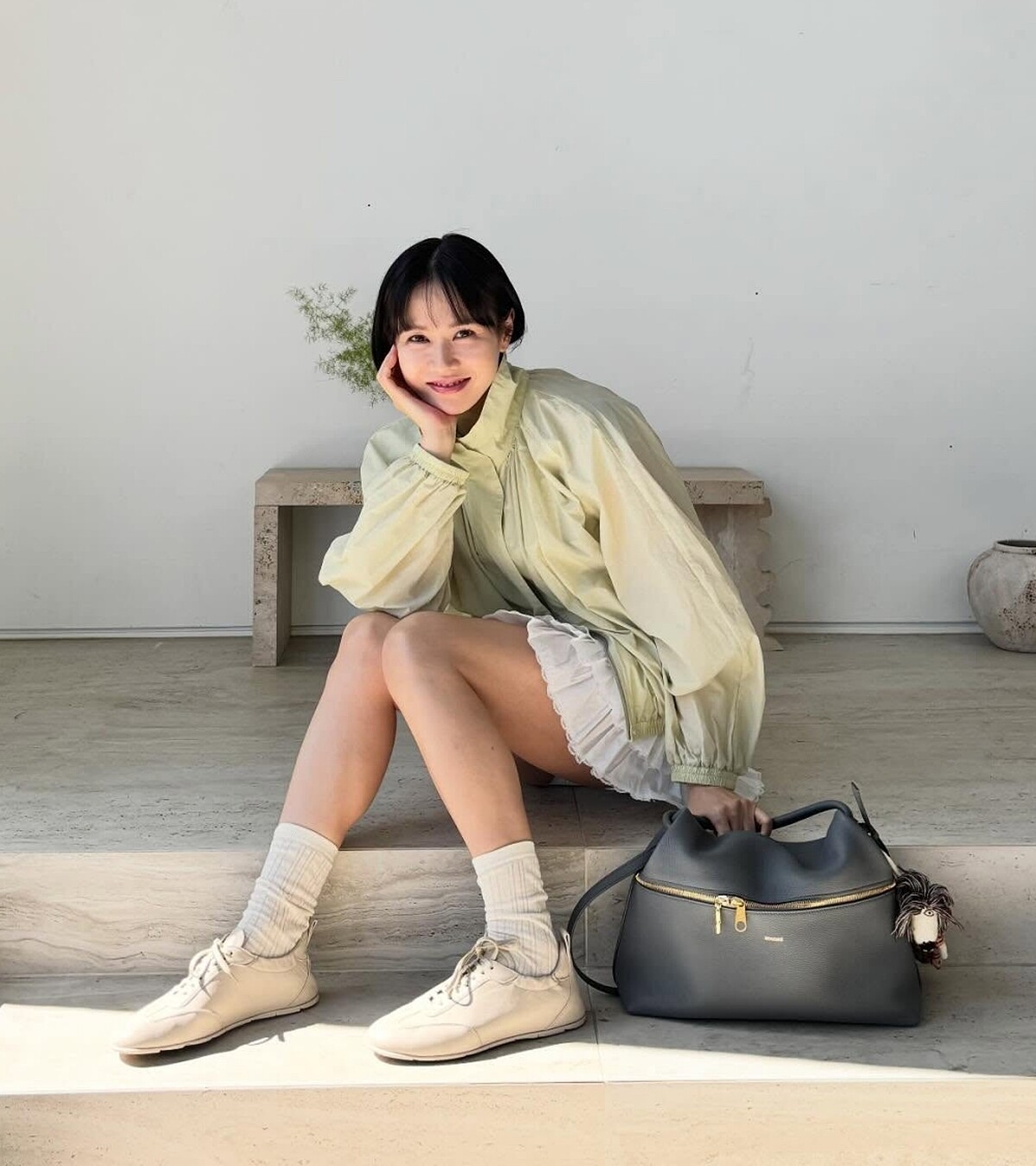 孫藝珍身穿淡淡檸檬黃色的立領外套。