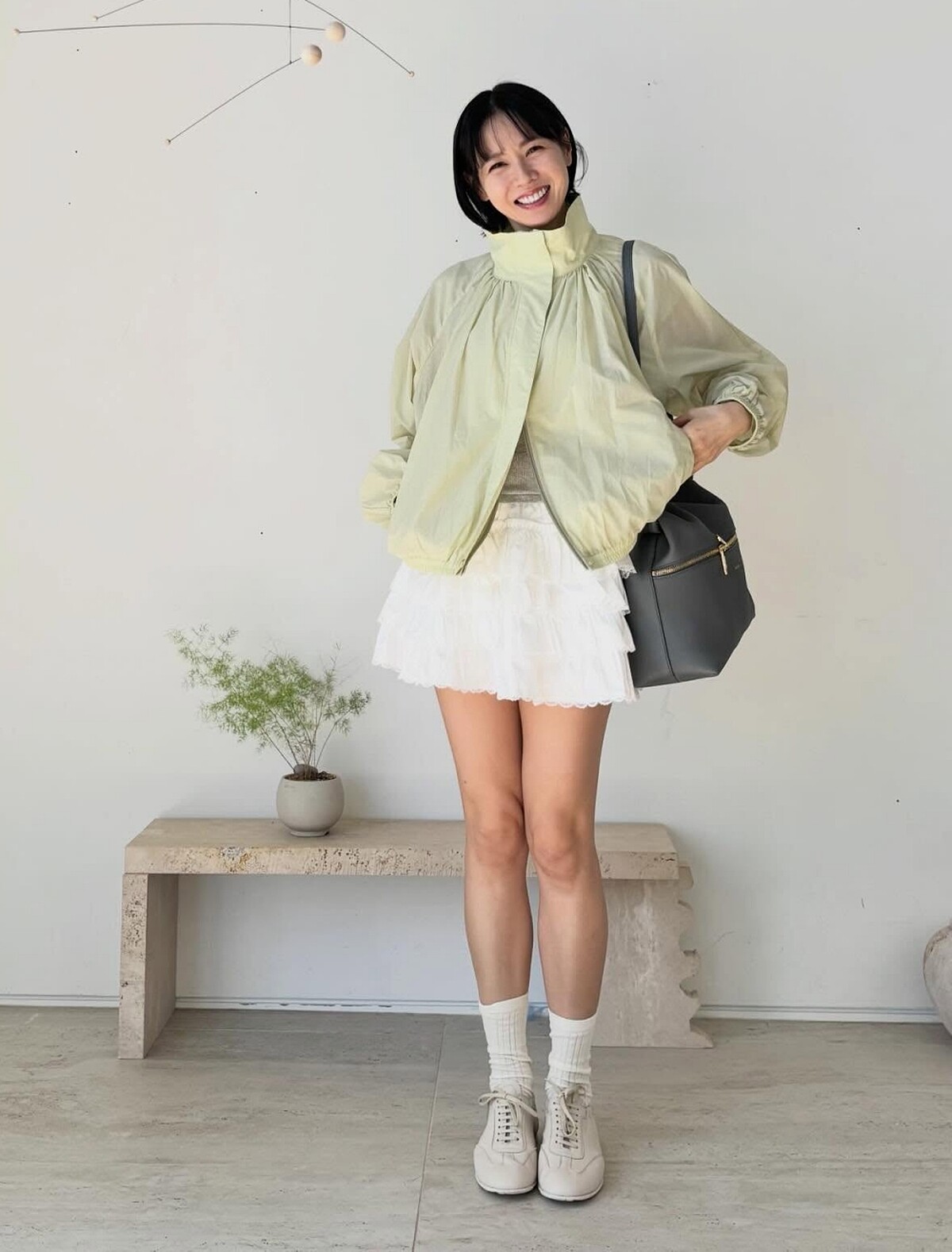 孫藝珍身穿淡淡檸檬黃色的立領外套。