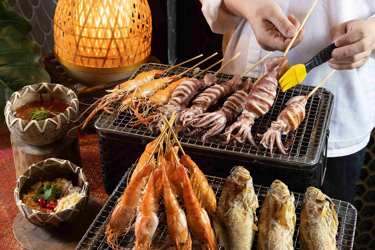 「現烤海鮮檯」，匯集泰國蝦、魷魚與午仔魚等精選海味。