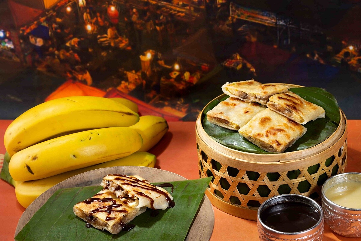 必吃的「香蕉煎餅」以手桿餅皮包入新鮮香蕉，煎至金黃酥香後淋上煉乳與巧克力醬。