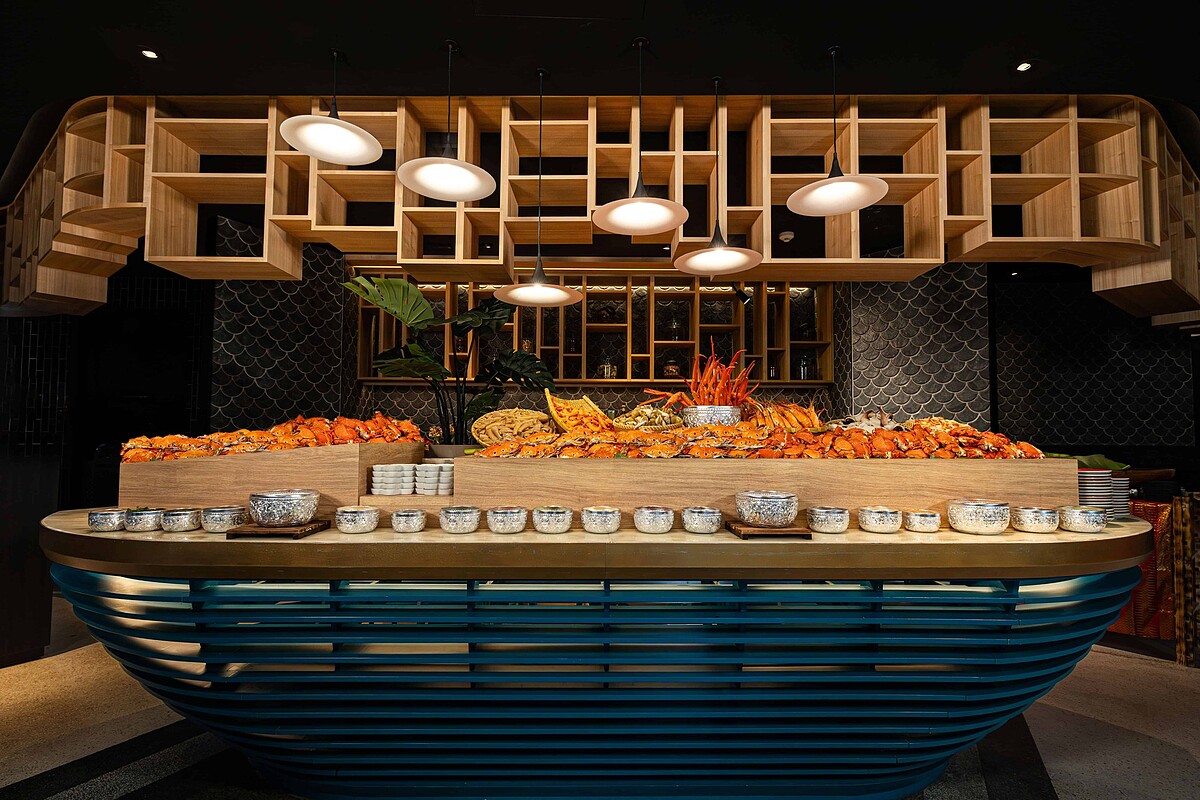 「泰市場」最熱門的海鮮檯種類繁多，還有五花八門的泰式調味醬。