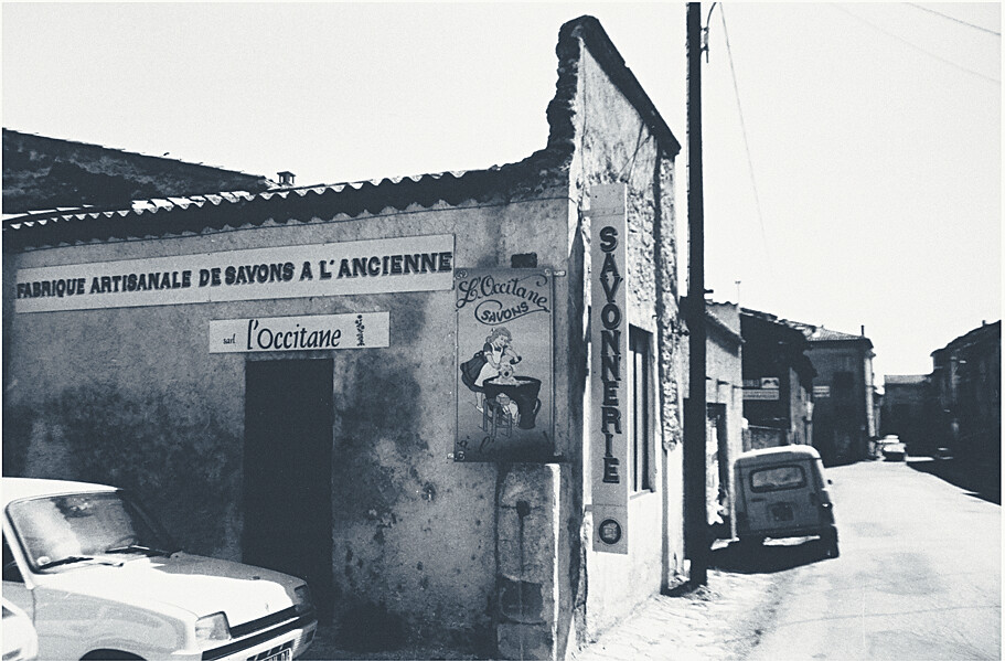 歐舒丹選址普羅旺斯Volx的歷史石灰窯工坊,成立第一家門市和工廠。