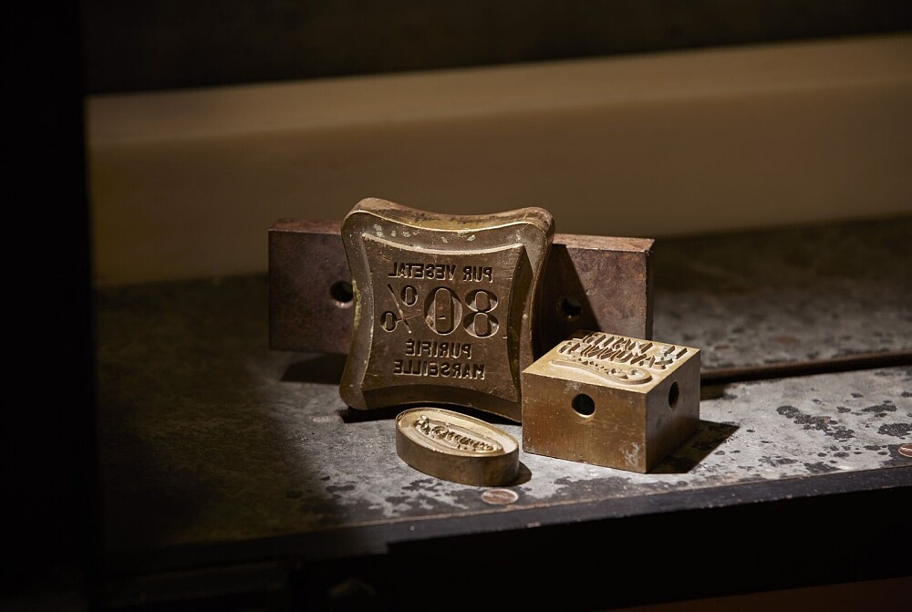 歐舒丹由普羅旺斯匠人以古法鍋爐慢火熬製,延續南法世代相傳的古法馬賽製皂工藝。