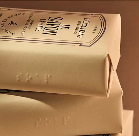 歐舒丹於產品加入布雷爾點字。