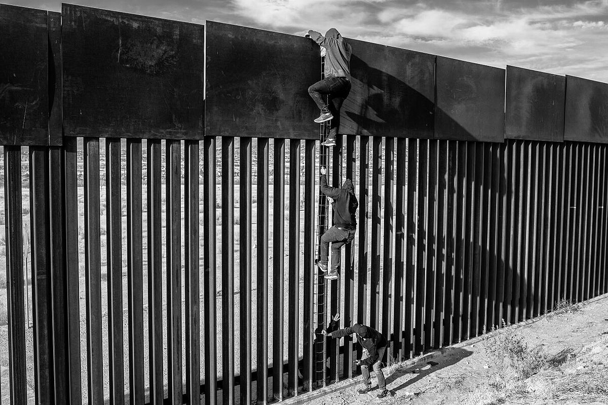 In Ciudad Juárez, migrants use a home-made ladder to climb a section of the border wall with the help of a smuggler, April 1, 2021 From the series “The Two Walls” © Alejandro Cegarra/LOBA 2025