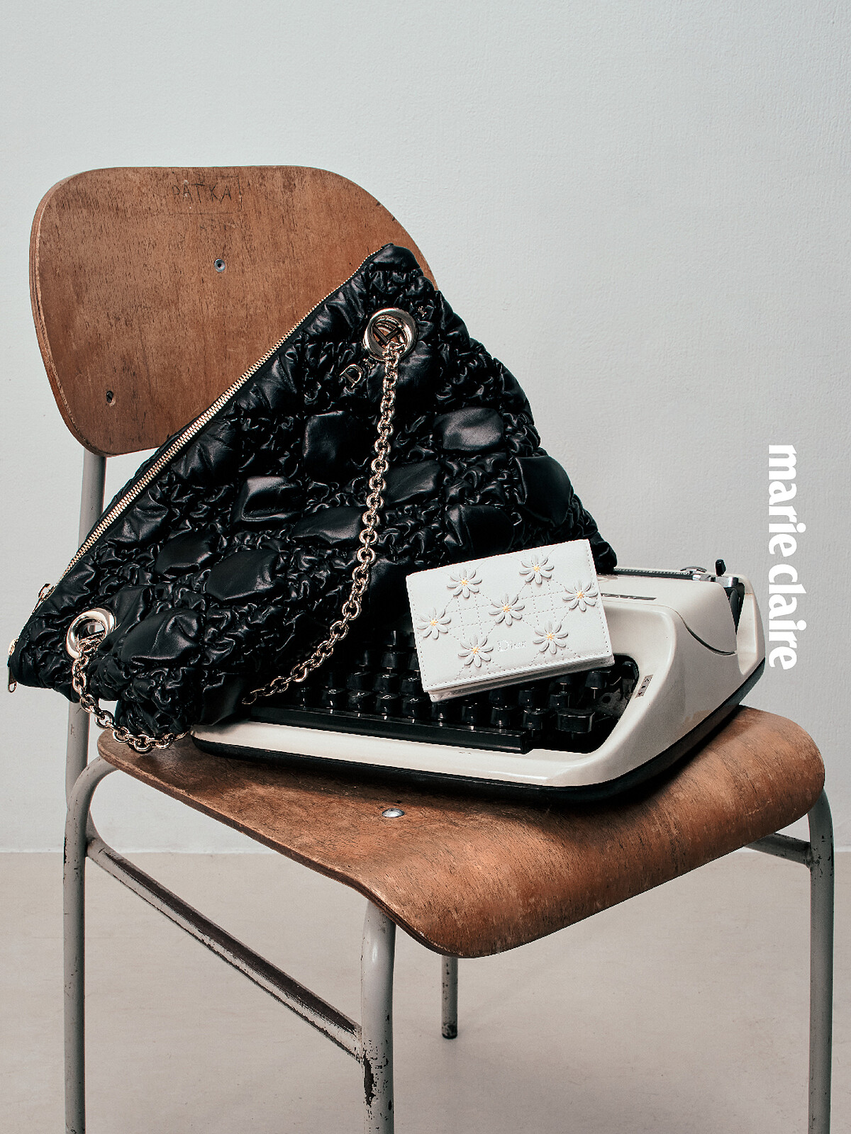 黑色Dior Crunchy中型包、白色雛菊刺繡羊皮 Dior Jardin Bloom 卡夾，both by Dior。