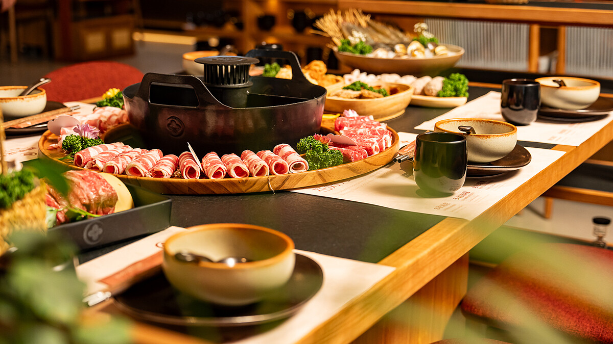 松山區火鍋「四季花月」開幕！浮誇山野肉花圈、重慶＆成都麻辣鍋底太誘人