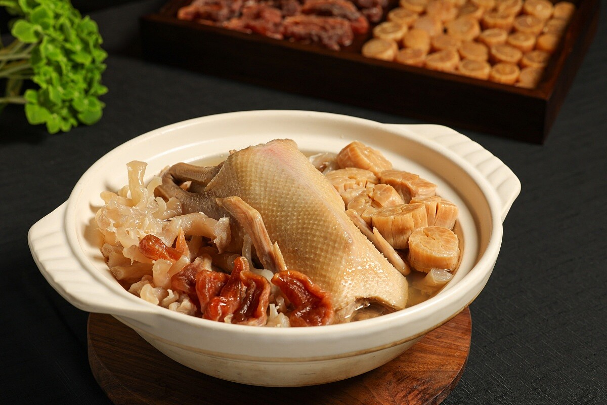 「珍珠貝瑤柱燉太后鴨」。