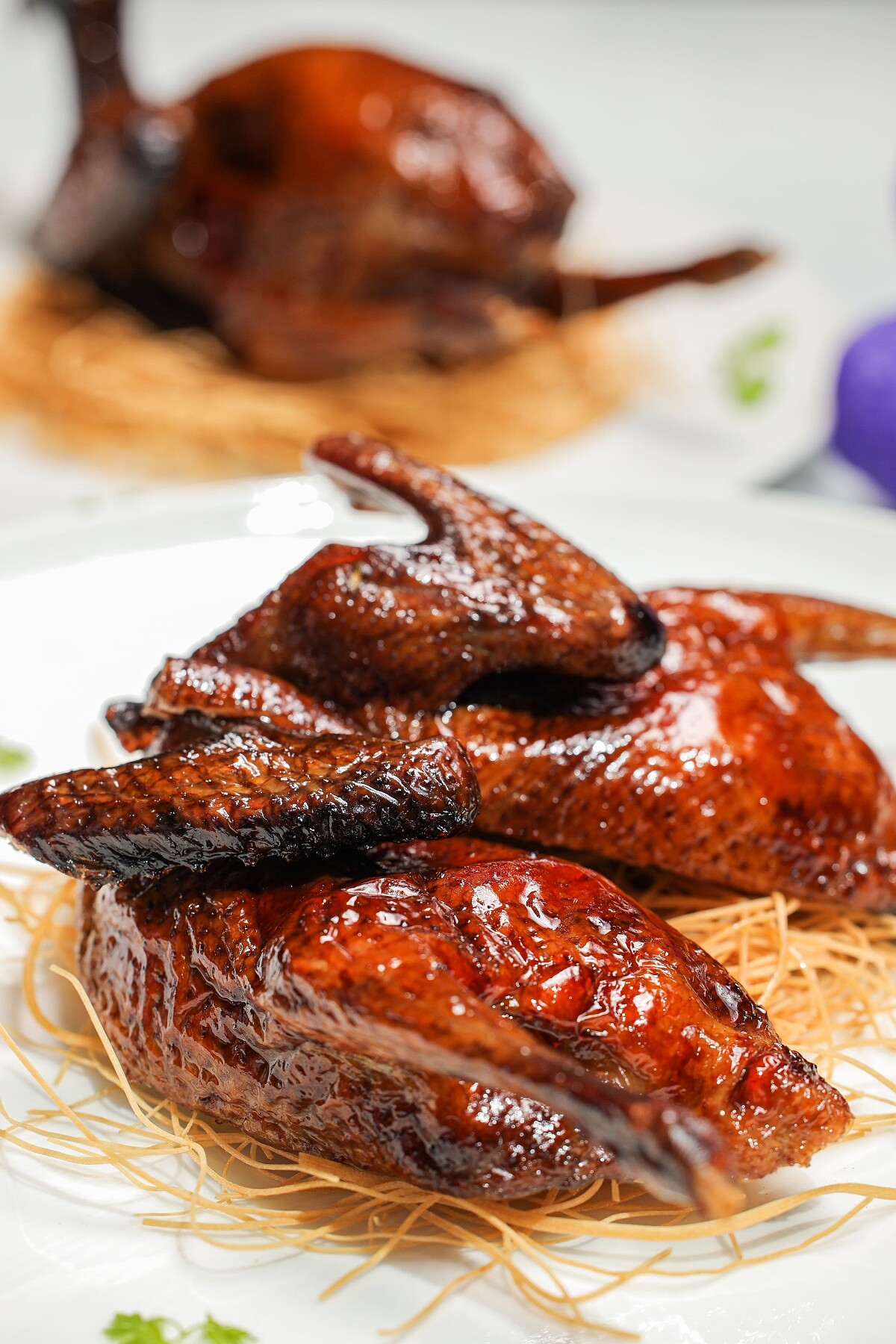 「脆皮燒乳鴿」。