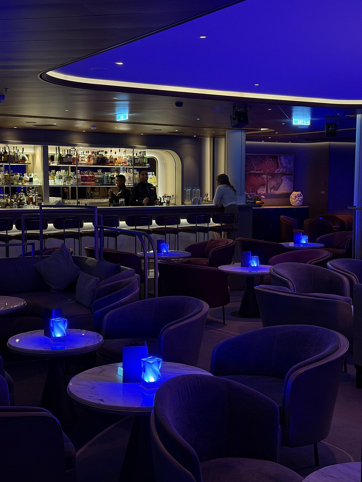 位在第10層甲板的S.A.L.T. Bar氣氛非常好,也有現場演奏。