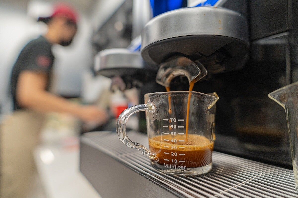 以高效率的義式咖啡機萃取,每 30 秒就能製作一杯。