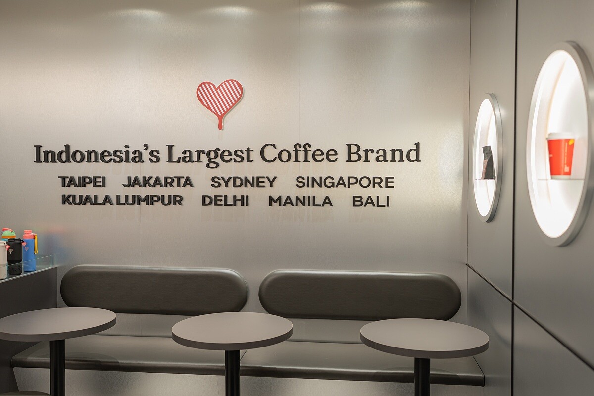 A11店內空間,設有12席座位。