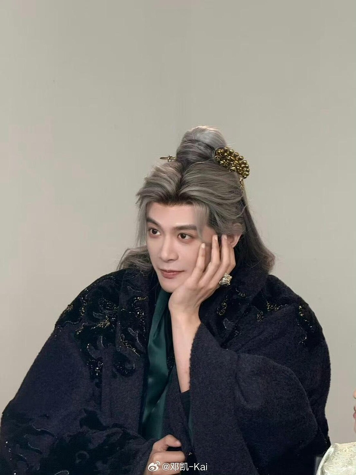 鄧凱主動提議要漂成銀髮，被網友戲稱是「邪惡漸層」。