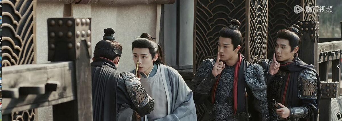 李卿劇中走下樓梯，卻因鞋子太高摔下階梯。