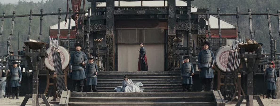 李卿劇中走下樓梯，卻因鞋子太高摔下階梯。