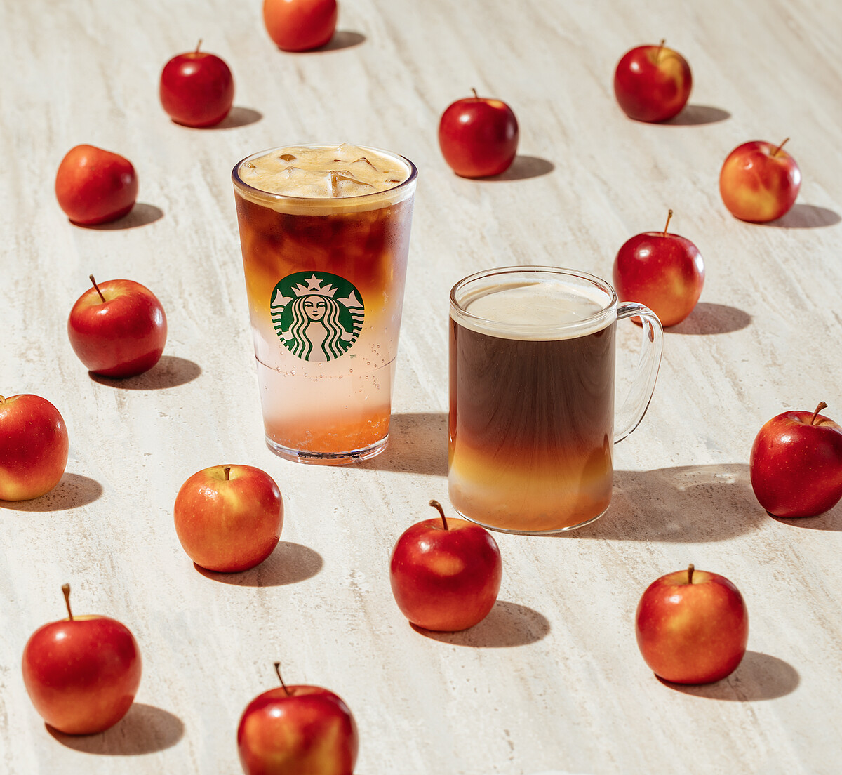 迎接初夏，星巴克以清新水果風味系列，邀請顧客展開一場屬於初夏的味蕾冒險，探索專屬於季節的沁涼飲品。於4月8日全新推出的蘋果山茶花風味系列，以蘋果山茶花風味果肉融合