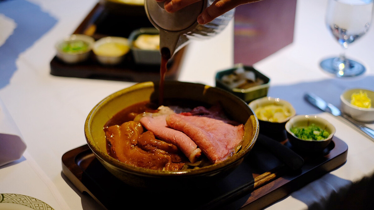 最狂聯名來了！門前隱味Ｘ勞瑞斯牛肋排餐廳，限定奢華牛肉麵套餐亮點一次看