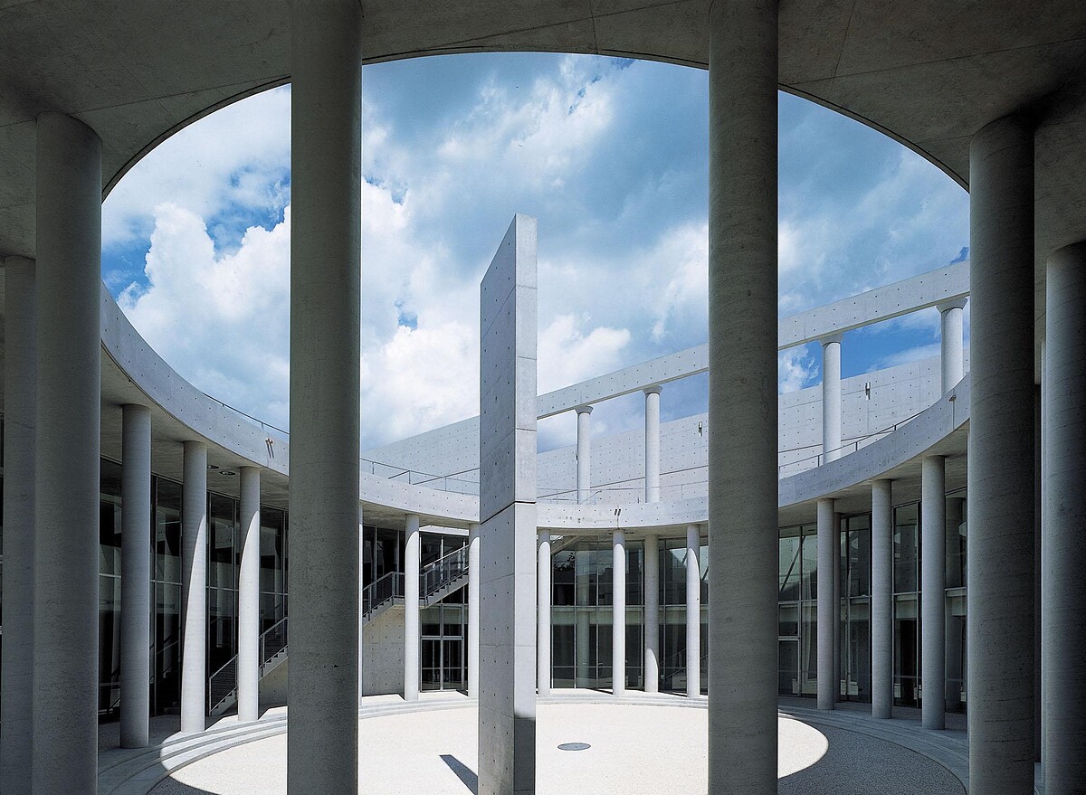 FABRICA 總部位於義大利特雷維索（Treviso）郊外，由日本建築大師安藤忠雄設計，於1994年啟用。