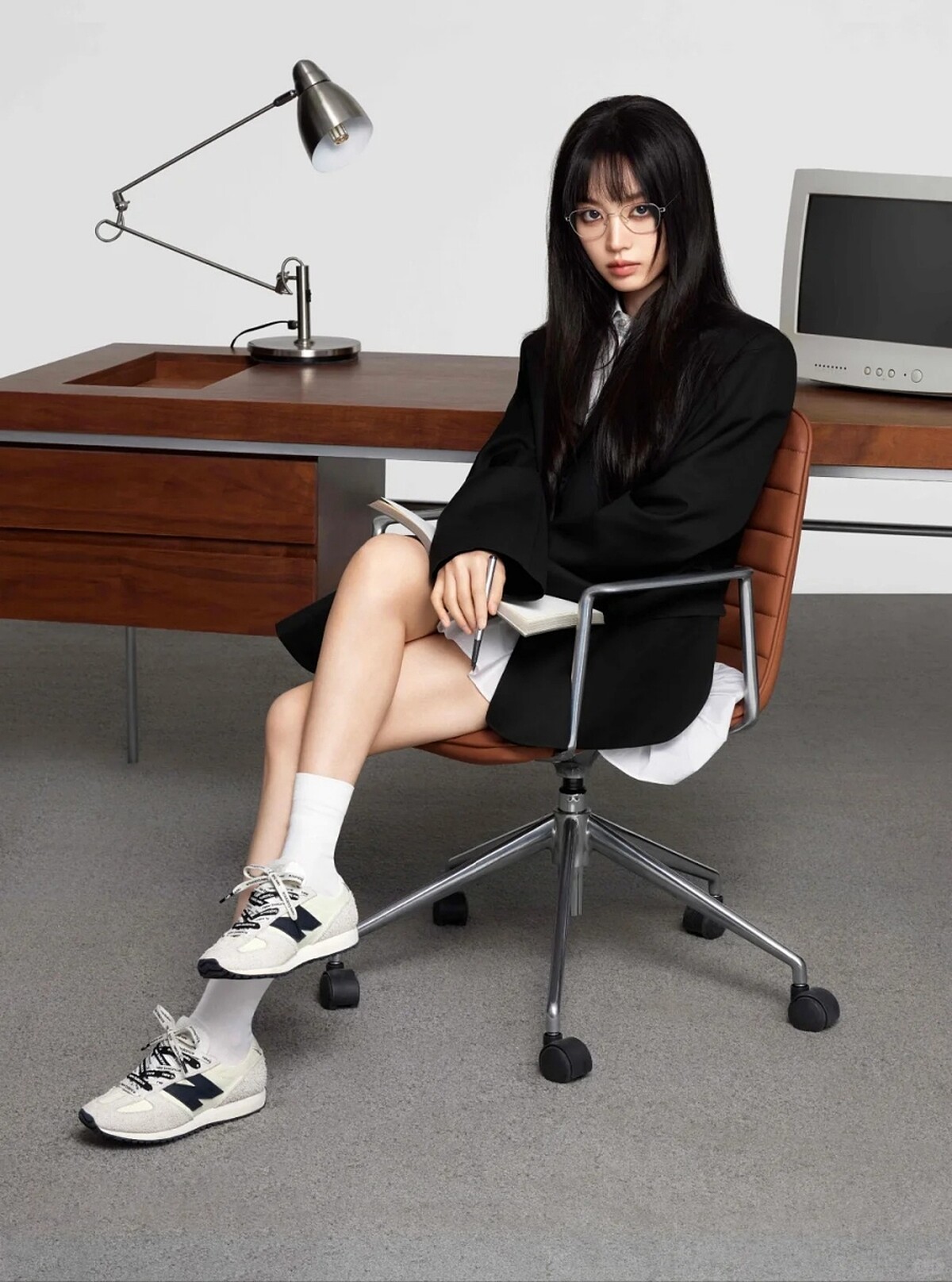 田曦薇，也同樣以休閒及都會感兩種不同風格的造型詮釋204L鞋款。