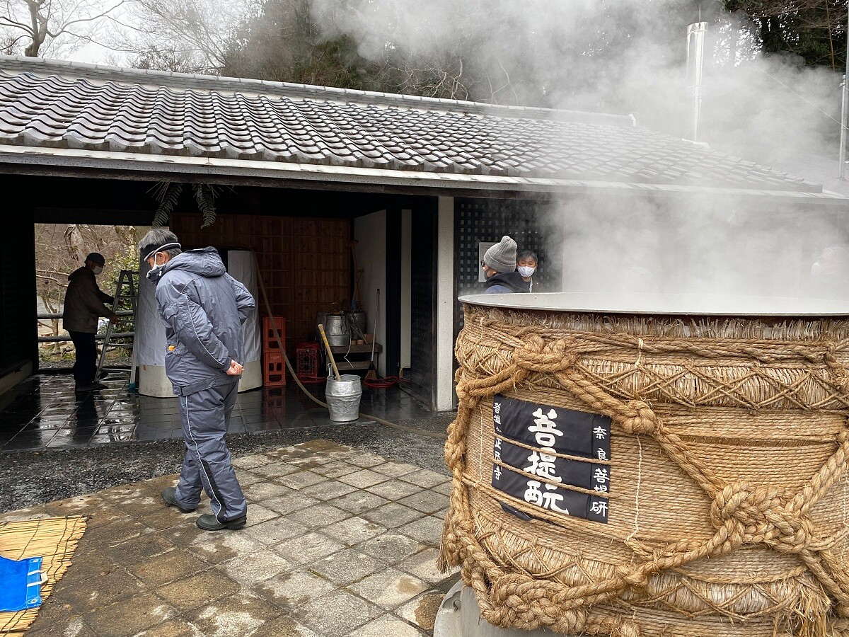 菩提酛釀造現場，正在以傳統大甕發酵，重現奈良作為清酒起源地的古法製酒技術。