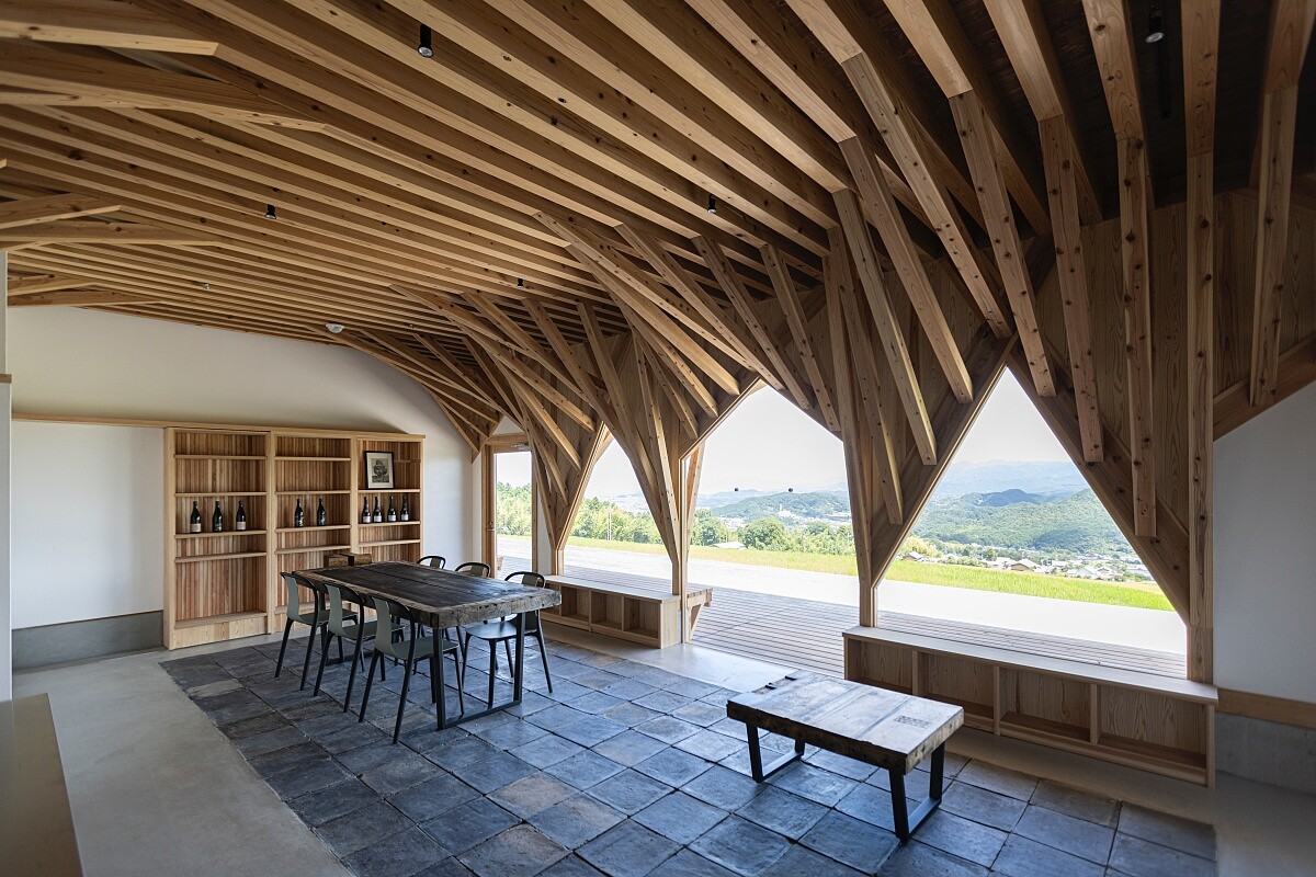 葛城山麓釀造所「山麓藏」，串聯農家、酒造、酒商與消費者，嘗試在共生的關係中維持里山的永續發展。