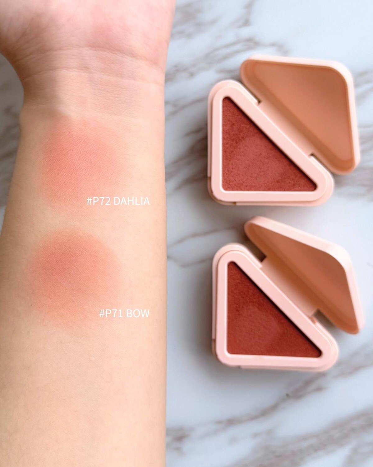 PRADA 輕霧暈染腮紅 #P72 DAHLIA 低頻粉、#P71 BOW 柔霧棕試色。