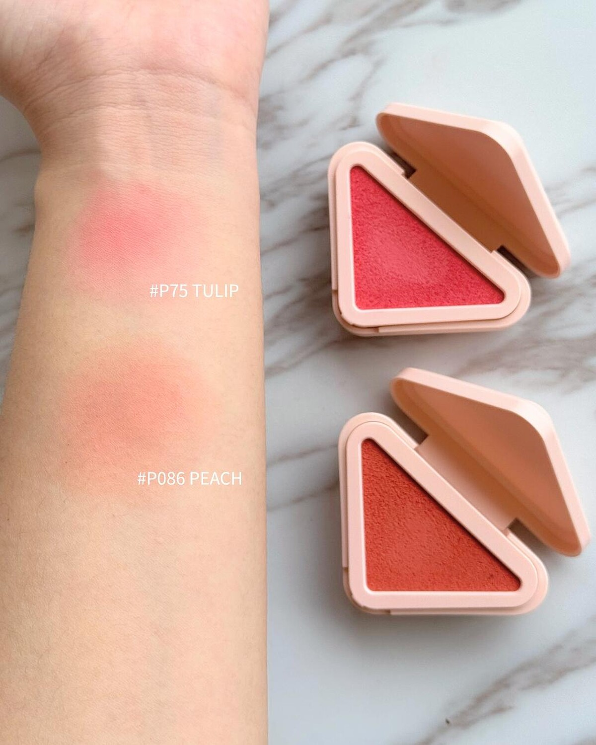 PRADA 輕霧暈染腮紅 #P75 TULIP 冷甜粉、#P086 PEACH 誘光橙試色。