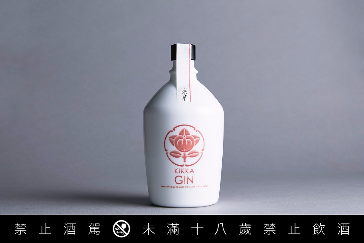 KIKKA GIN，朱華有加入產自奈良縣高市郡明日香村的「明日香紅寶石」草莓，風味更加圓潤飽滿，並帶有如草莓果醬般甜美的香氣。