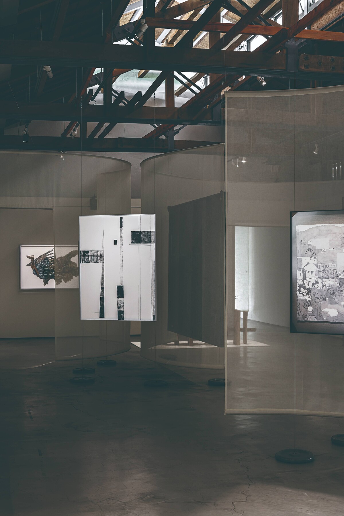 《如果你先我一步聽見》展覽（2023）由音樂藝術家王榆鈞策展，精選藝術銀行21件作品，並採集106位池上人的聲音，重組為《人聲無伴奏&mdash;聲像池》作為展覽的聽覺響導，於池上穀倉藝術館展出。（野之建築提供，丰宇影像攝影）