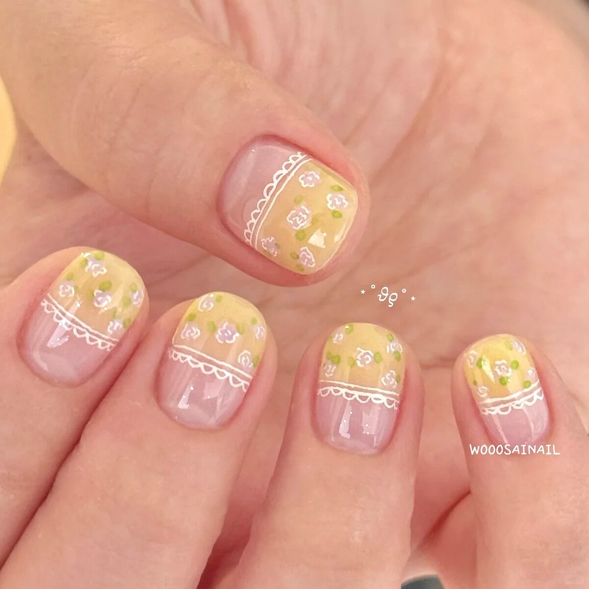 半指清透小花美甲範本(Photo/小紅書@WOOOSAINAIL)