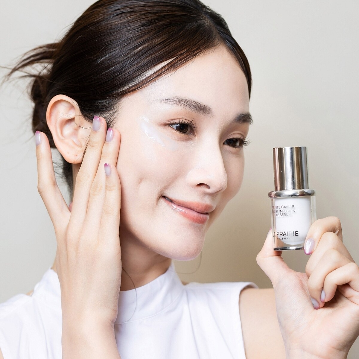 LA PRAIRIE鑽白魚子時空亮眼精華質地。