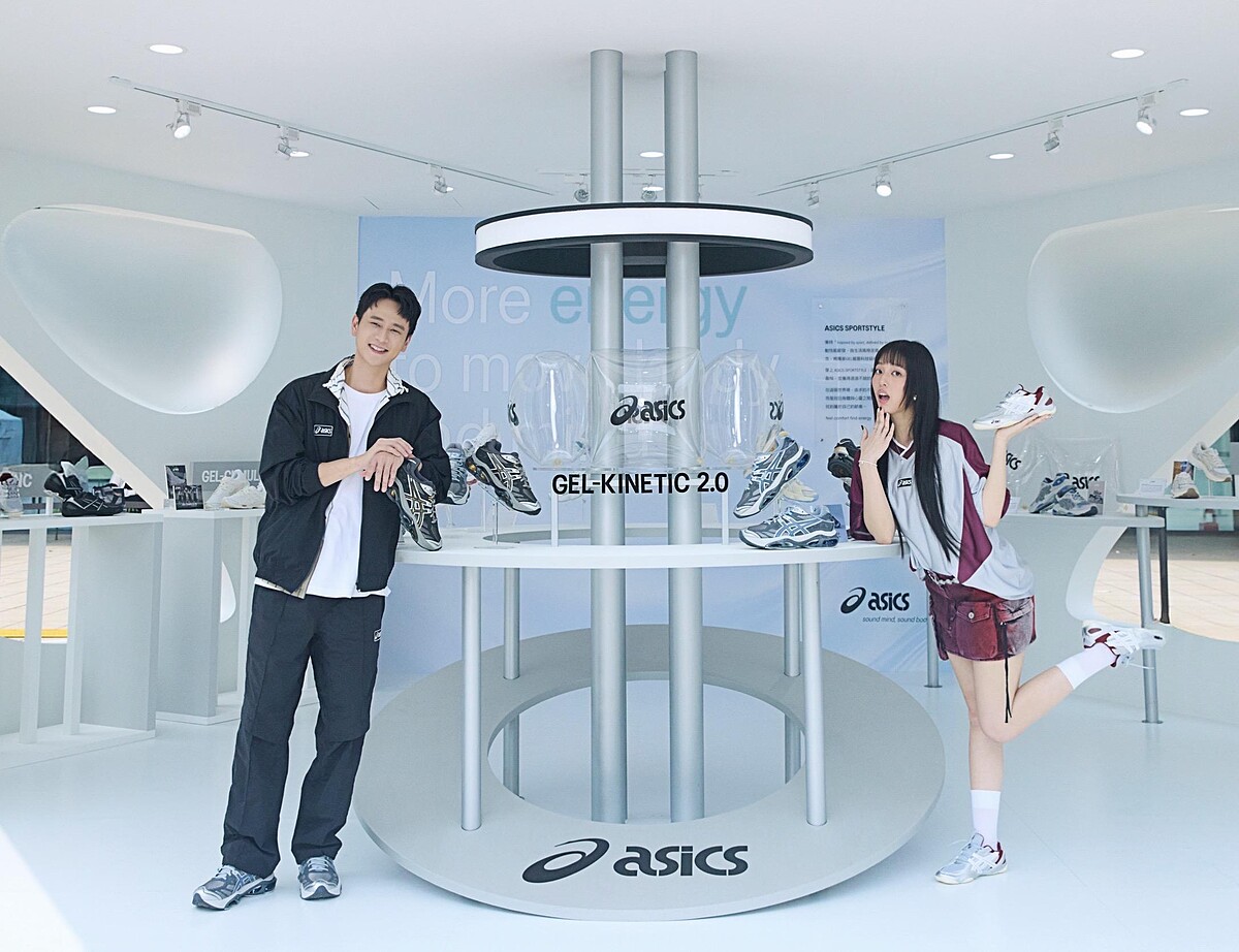 亞瑟士ASICS Code of Comfort快閃活動，劉冠廷（左）、王渝萱（右）。