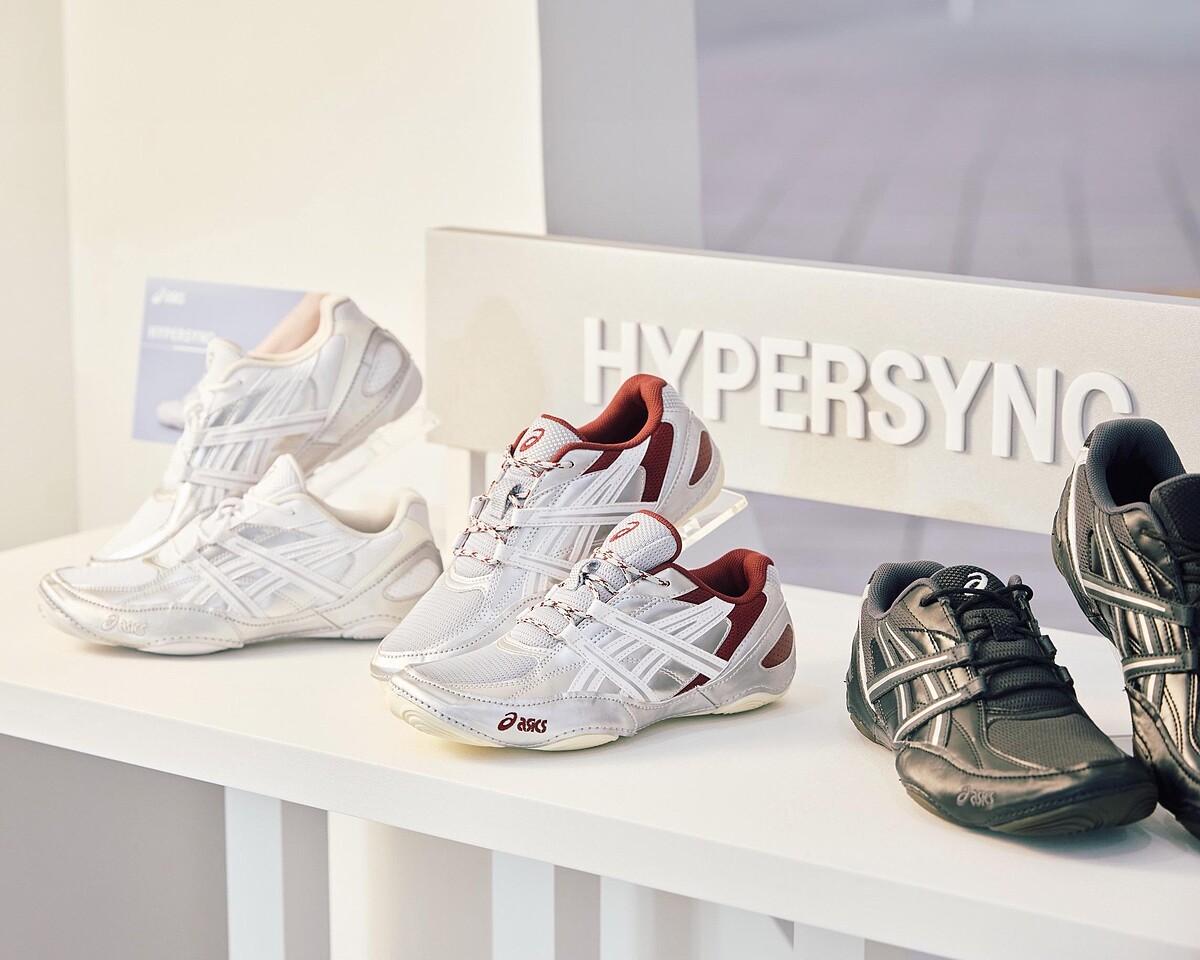 ASICS HYPERSYNC薄底運動鞋，NT$3,580。