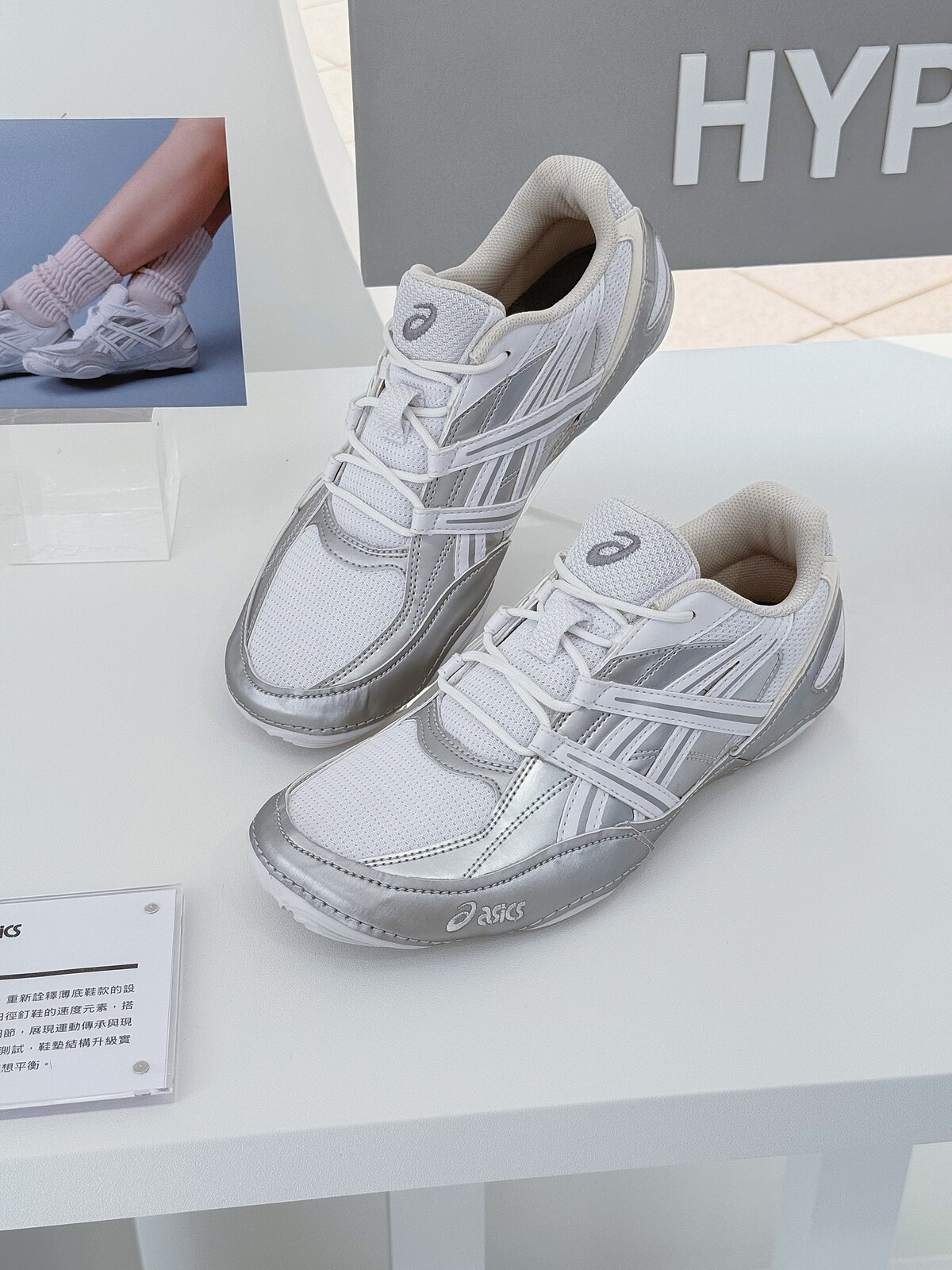 ASICS HYPERSYNC薄底運動鞋，NT$3,580。