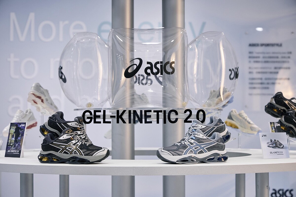 ASICS GEL-KINETIC 2.0，NT$7,680。