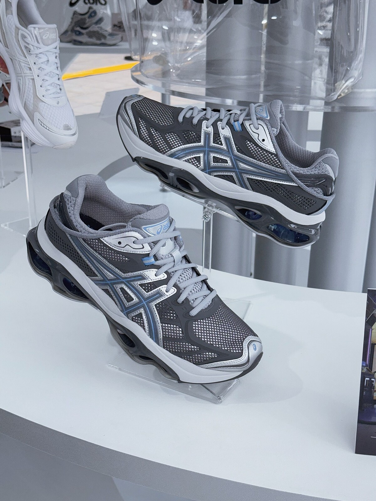 ASICS GEL-KINETIC 2.0，NT$7,680。