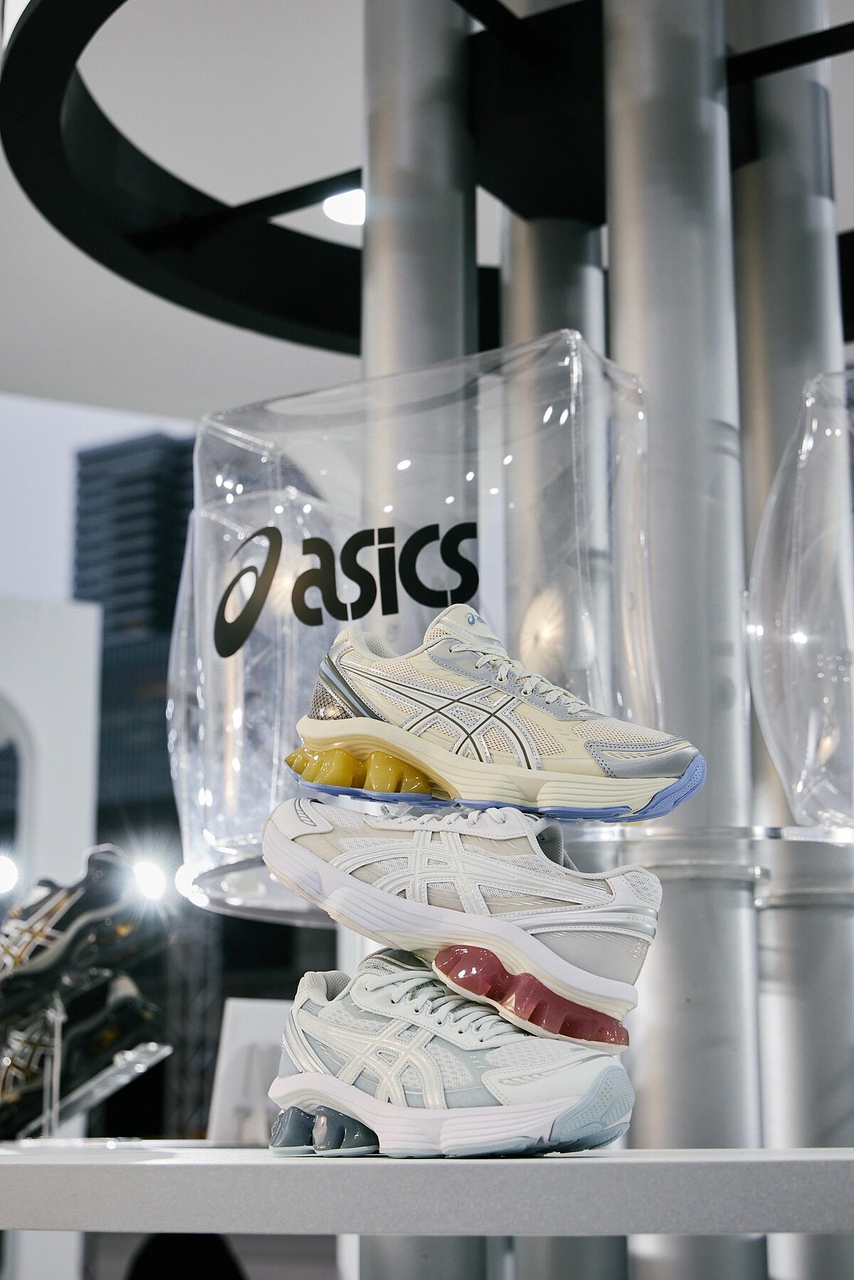 ASICS GEL-KINETIC FLUENT，NT$5,980。