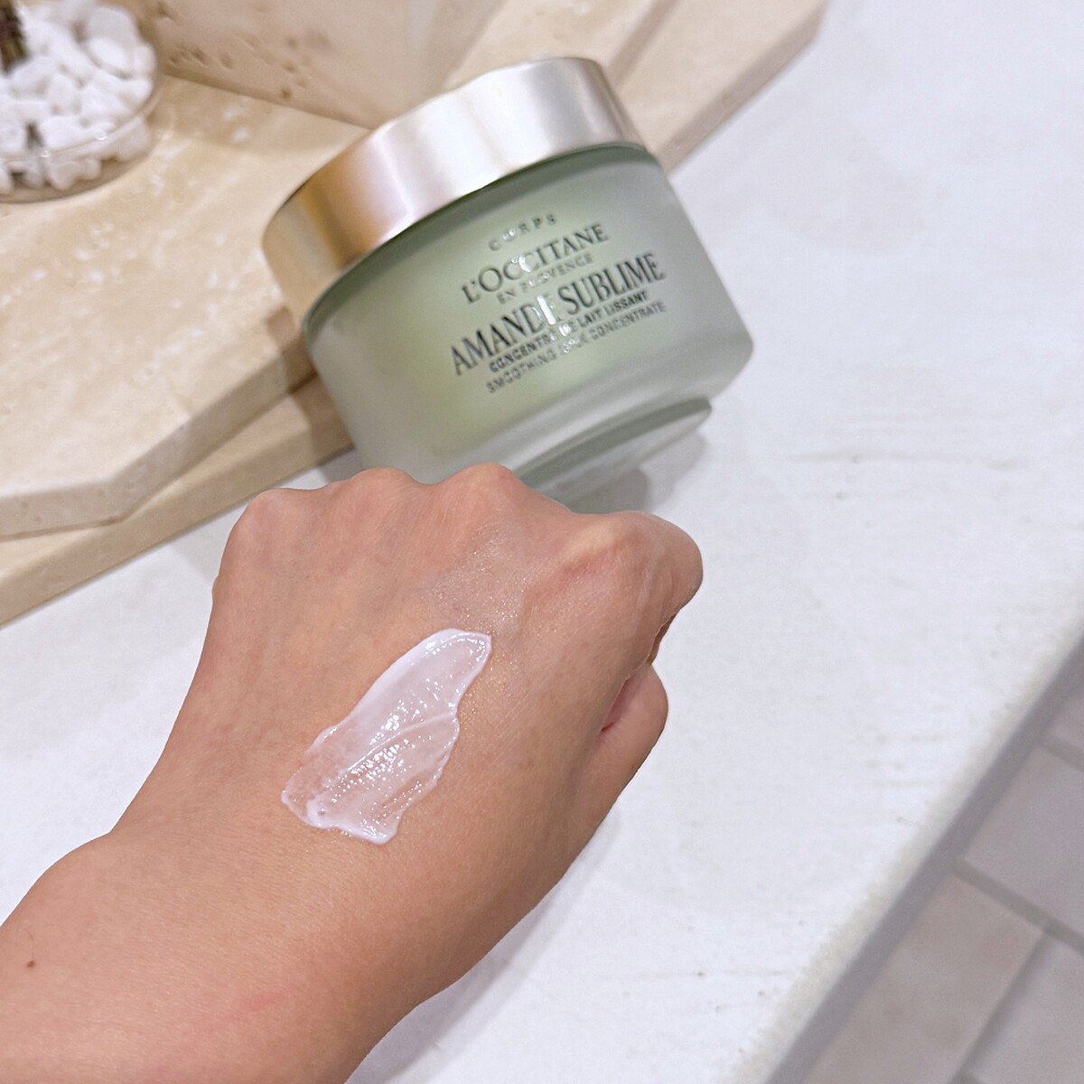 歐舒丹杏仁極緻緊膚凝霜質地。