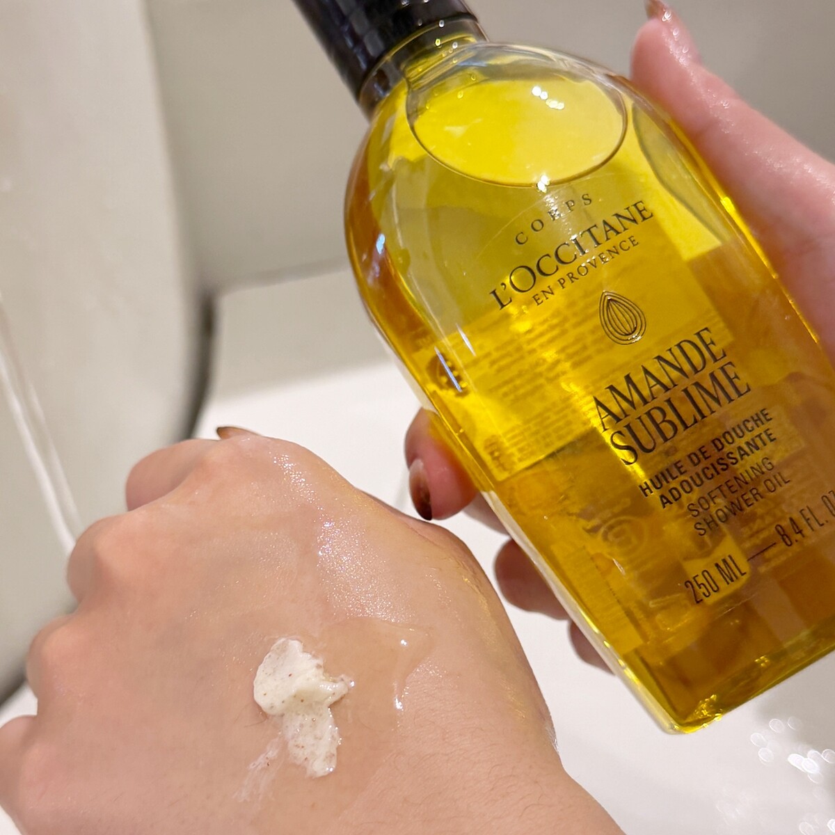 歐舒丹杏仁極緻柔膚沐浴油可以搭配身體去角質一起使用。