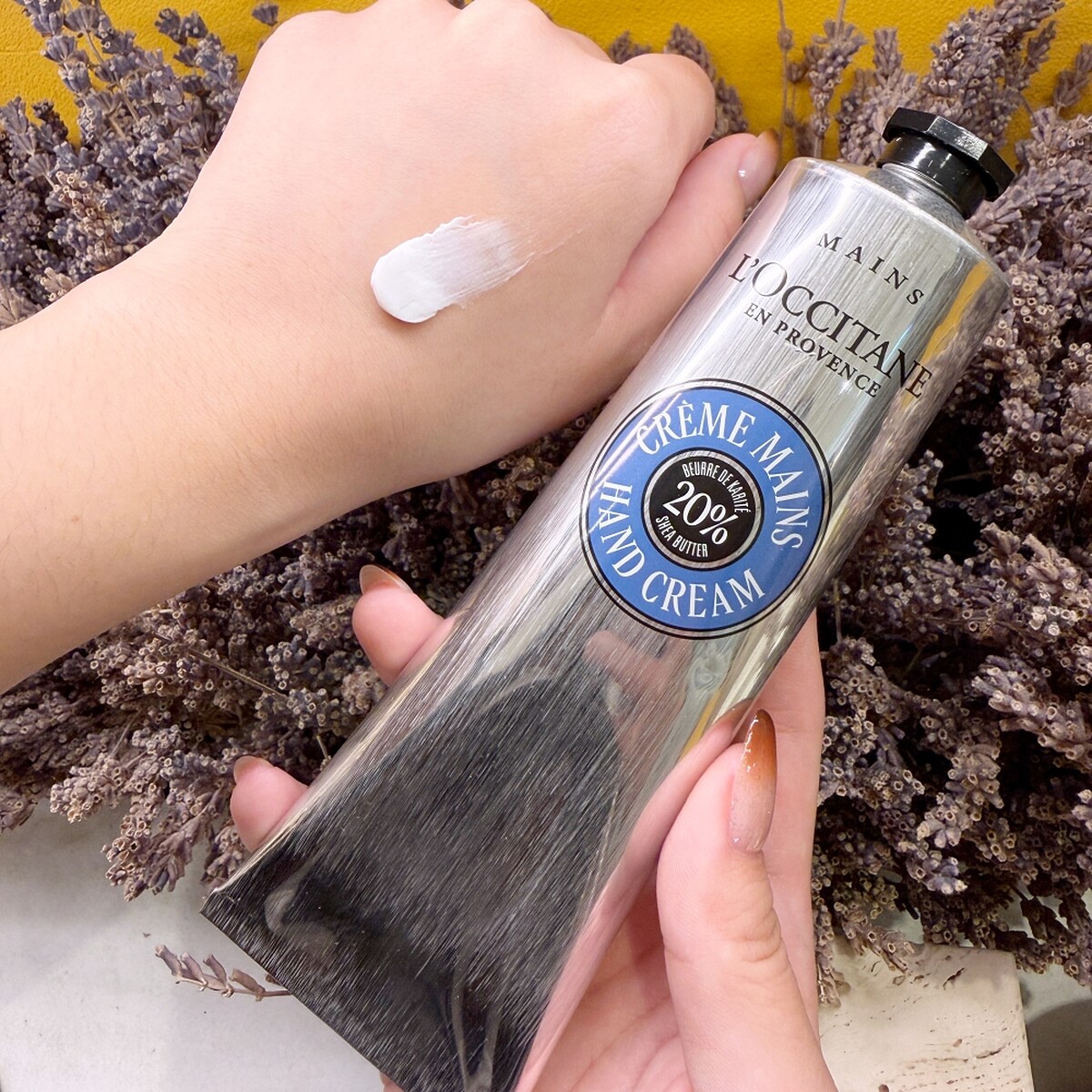 歐舒丹乳油木護手霜質地。