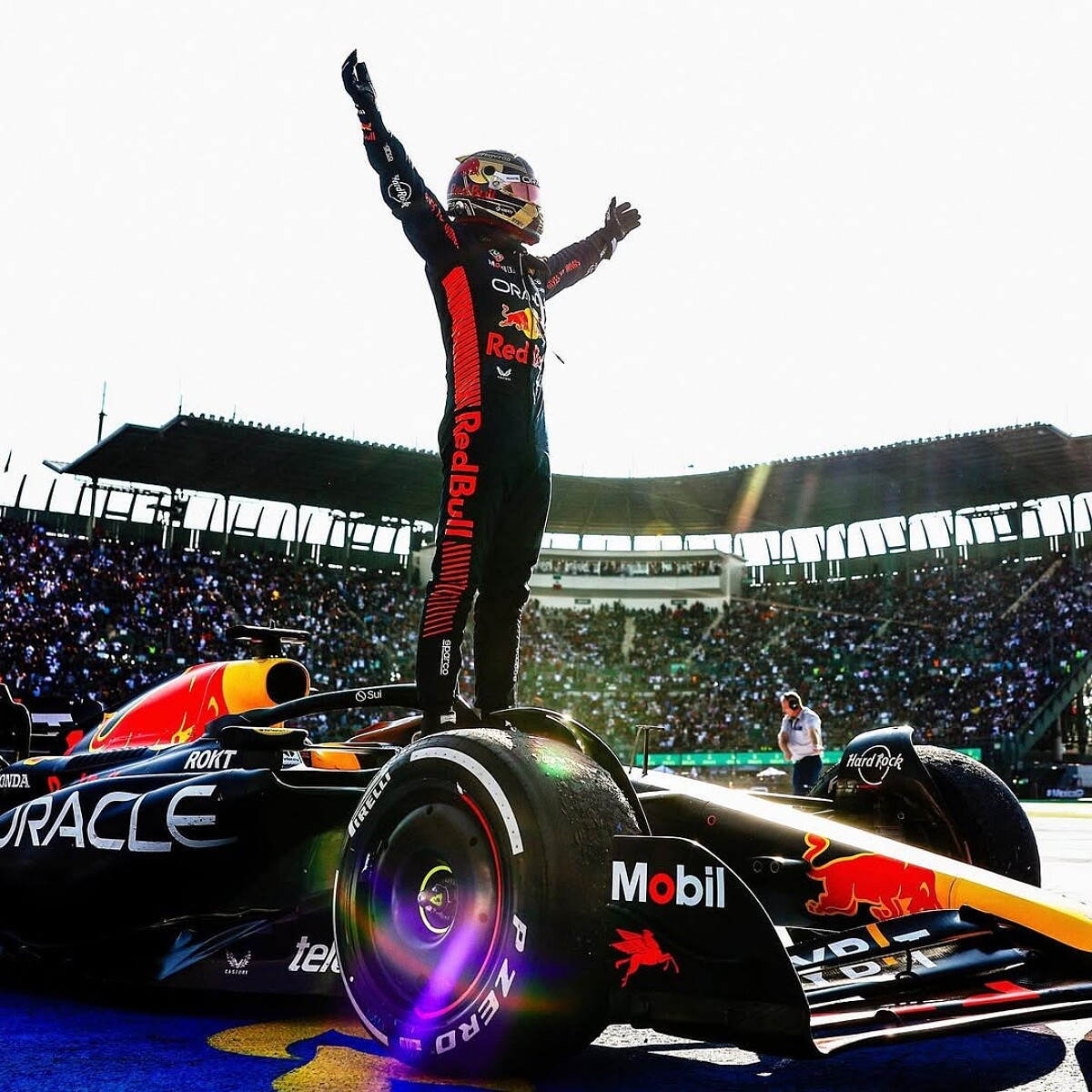 看著 Max Verstappen 拿下冠軍作出招牌動作，寫紀錄的速度和他的飆速一樣驚人！