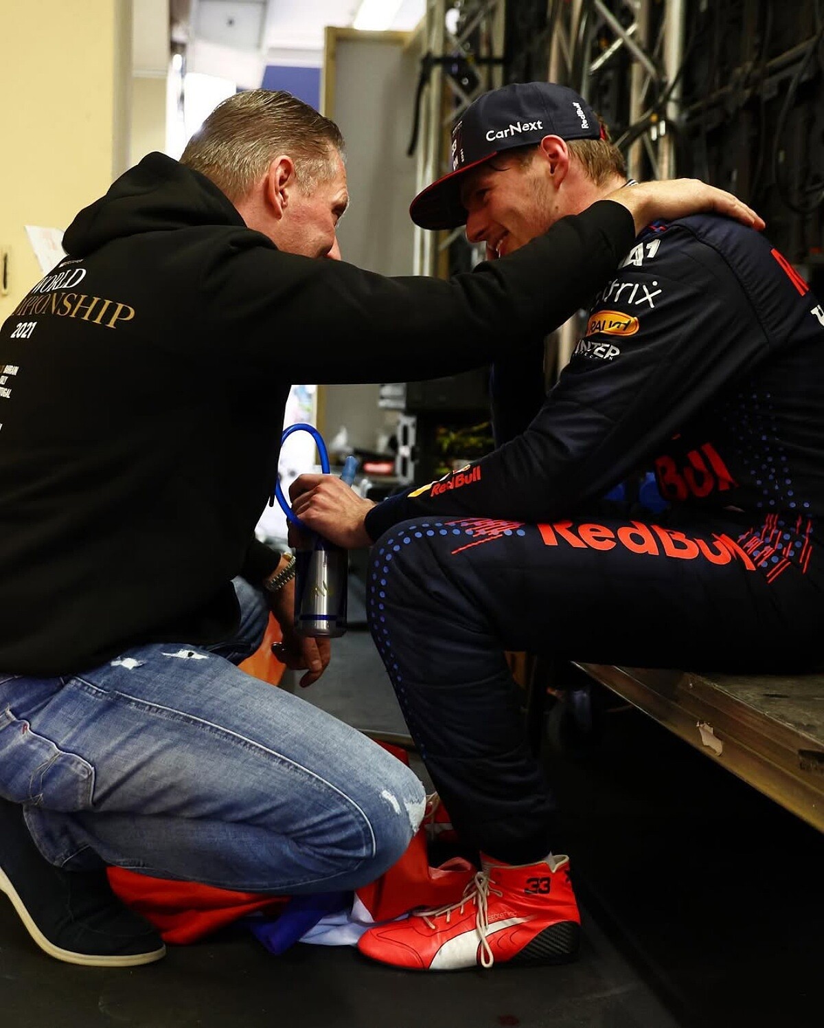 2021 年 Max Verstappen 首度拿下 F1 世界冠軍車手頭銜，一路陪伴的父親以他為傲。 